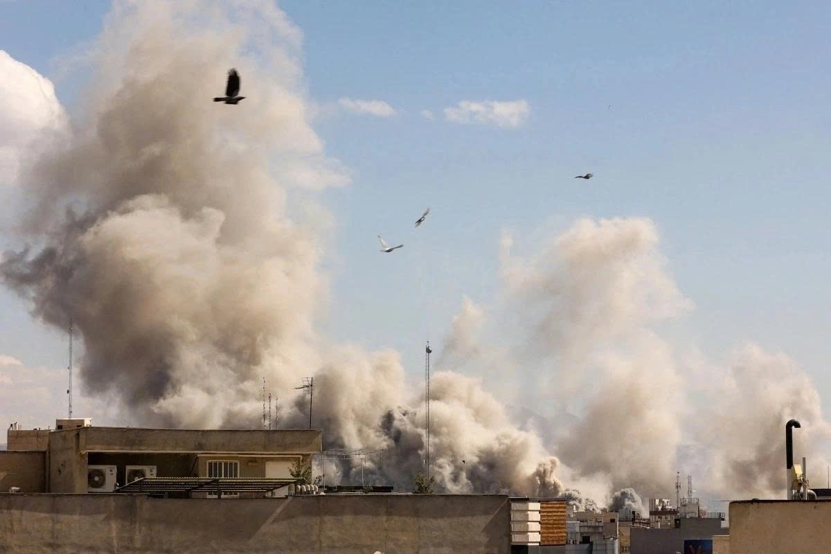 Khói lửa bốc lên sau một cuộc không kích tại khu vực Trung Đông giữa lúc xung đột leo thang (Ảnh: Reuters)