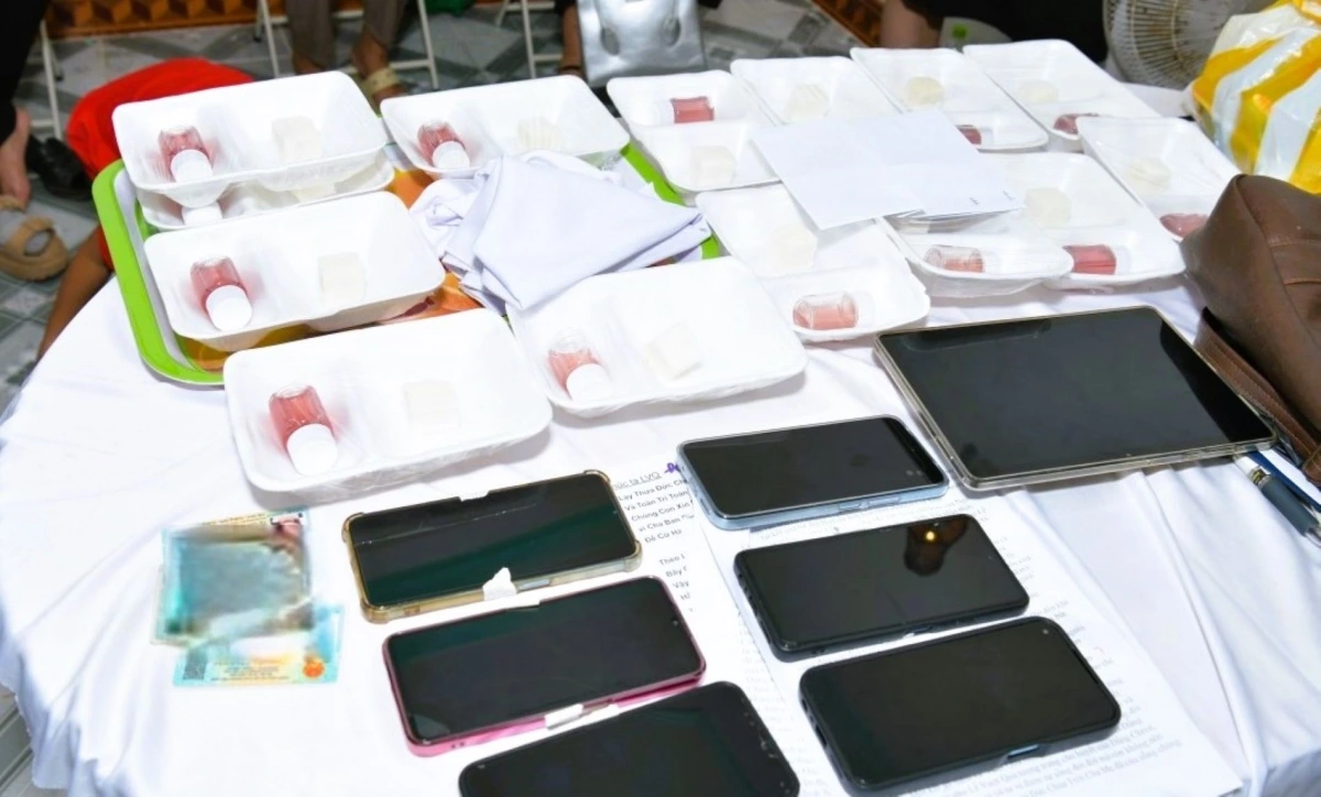 Tang vật, tài liệu liên quan bị Công an thu giữ- Ảnh Công an Quảng Trị.jpg