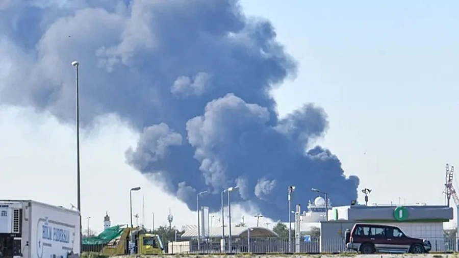 UAV Iran tan cong nha may loc dau Kuwait boc chay, khoi lua Kuwait, 4-2026 -tawazone.jpg