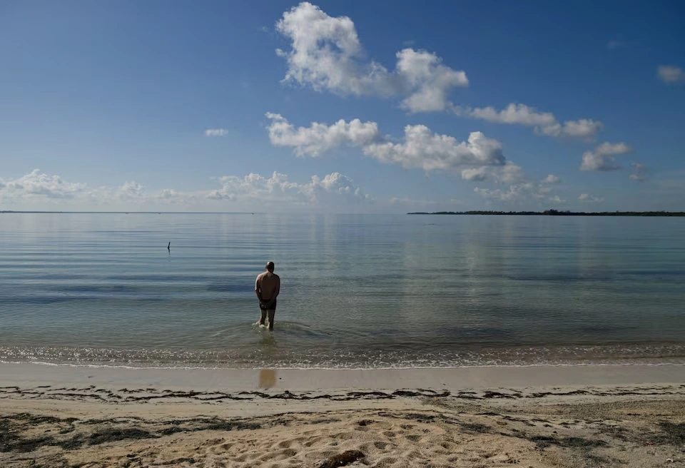 Các điểm du lịch Cuba vắng khách do thiếu điện, nhiên liệu. Ảnh: Reuters