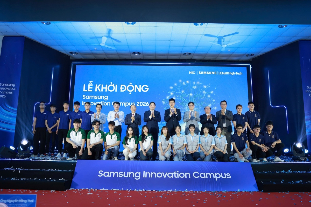 cac_dai_bieu_va_dai_dien_sinh_vien_chup_anh_ky_niem_tai_le_khoi_dong_samsung_innovation_campus_2026.jpg