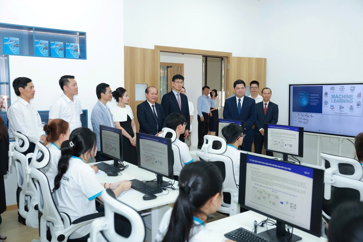 cac_vi_dai_bieu_tham_quan_trung_tam_phat_trien_nhan_tai_cong_nghe_cao_samsung_innovation_campus_tai_bac_ninh.jpg