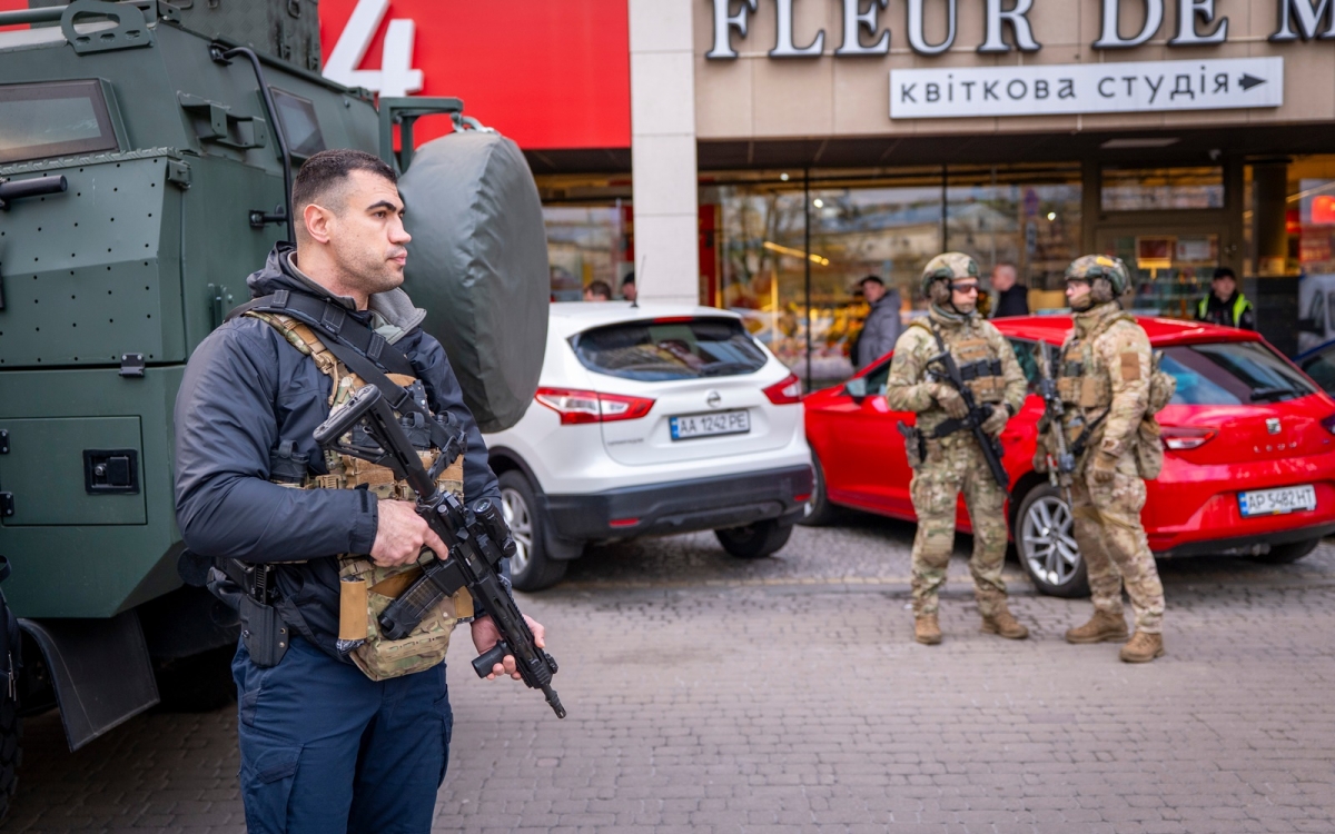 canh sat Ukraine, canh sat co dong Ukraine, canh sat vu trang Ukraine, Kiev 18-4-2026, xa sung Ukraine, vu khi Ukraine -ap.jpg