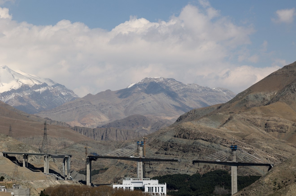 Cây cầu lớn nhất của Iran bị đánh sập. Ảnh: Reuters