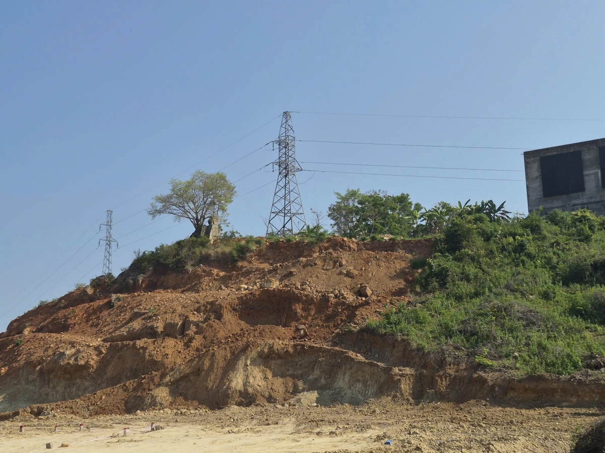 Hoạt động đào bới đất tại khu vực này có thể ảnh hưởng đến hệ thống đường dây điện truyền tải đi qua khu vực.