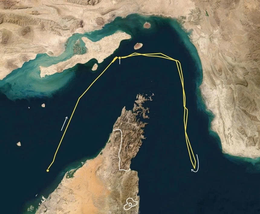 Hormuz là eo biển quan trọng, nơi 20% lượng dầu thế giới được vận chuyển qua lại mỗi ngày trước chiến sự Iran (Ảnh: Reuters)
