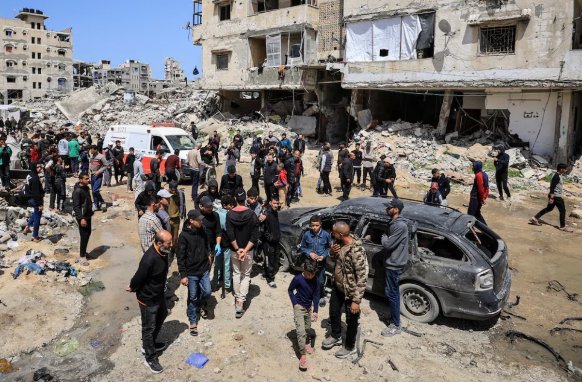  Người Palestine kiểm tra thiệt hại sau khi một người bị trúng bom của Israel khi đang đi xe đạp tại thành phố Gaza ngày 6/4. Ảnh: Reuters