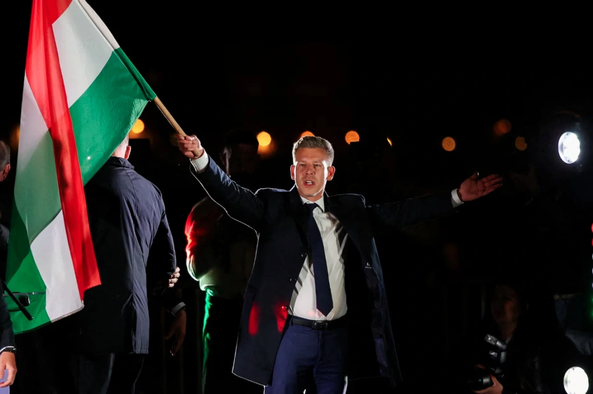 Peter Magyar, lãnh đạo đảng đối lập Tisza, vẫy cờ Hungary trong lễ ăn mừng sau tại Budapest, Hungary, ngày 12/4/2026. Ảnh: Reuters