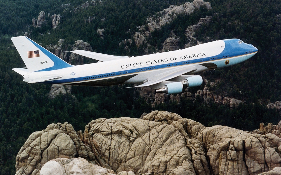 may bay My Air Force One Khong luc Mot chuyen co tong thong My bay qua nui Rushmore -khong quan My.jpg