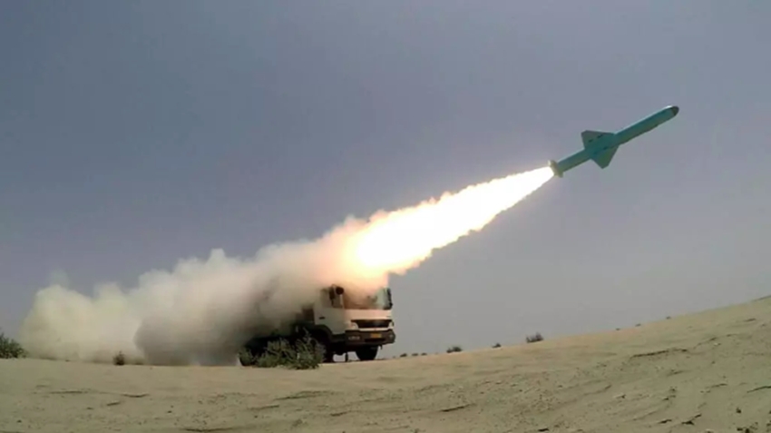 Một tên lửa hành trình do Iran tự sản xuất được phóng trong cuộc tập trận ở phía bắc Ấn Độ Dương. Ảnh: Reuters