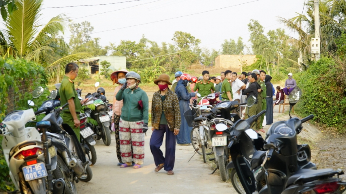 nguoi_dan_dia_phuong_bang_hoang_khi_nghe_tin_ve_vu_tu_vong_cua_gia_dinh_ba_d.jpg