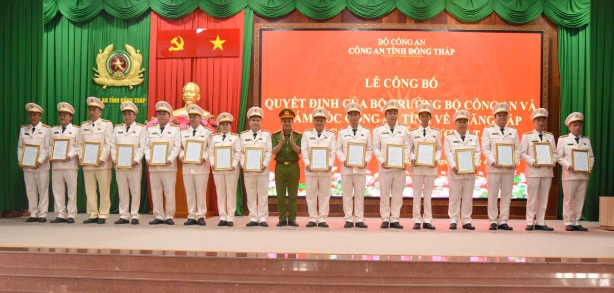nhieu_chi_huy_cong_an_cap_doi_cap_xa_cung_duoc_thang_quan_ham.jpg