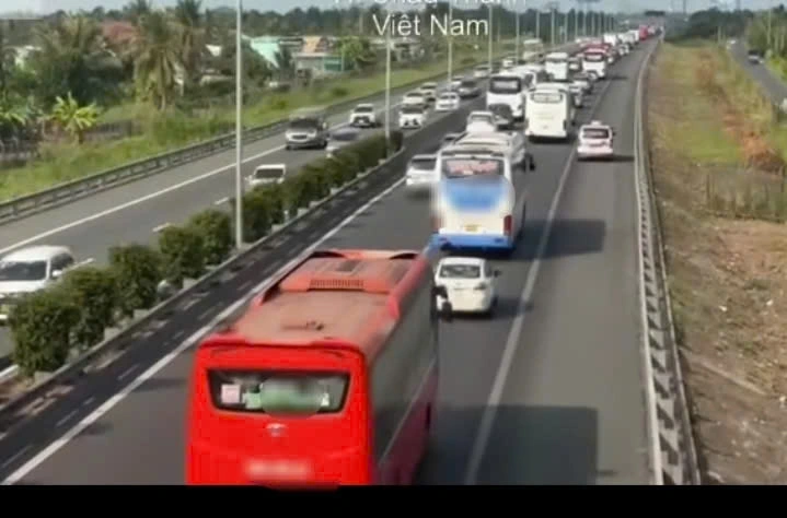 sau_vu_tai_nan_giao_thong_mot_doan_duong_cao_toc_bi_un_u_giao_thong_cuc_bo.jpg