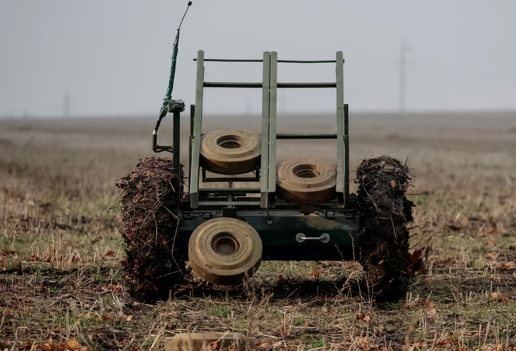 Một robot mặt đất làm nhiệm vụ rải mìn chống tăng đang hoạt động tại khu vực Kharkiv. Ảnh: Reuters