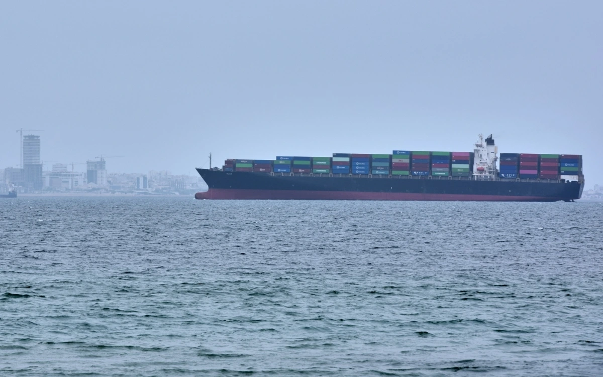tau container tai eo bien Hormuz ngoai khoi dao Qeshm (Iran), tau hang, tau bien, bo bien Iran 18-4-2026 -ap.jpg