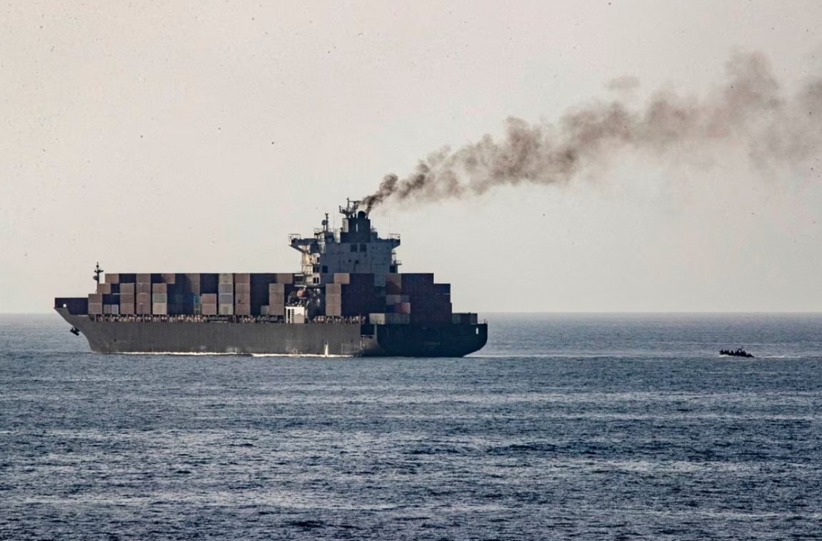 Lực lượng Mỹ tuần tra gần tàu chở hàng M/V Touska mang cờ Iran. Ảnh: Reuters