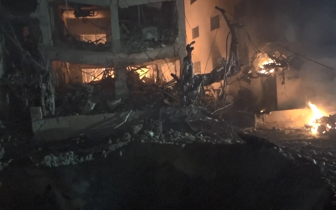 ten lua Iran pha huy nha cua Israel, nha cua Tel Aviv, Israel trung ten lua Iran na ten lua vao Israel, 28-2-2026 -ap_0.jpg