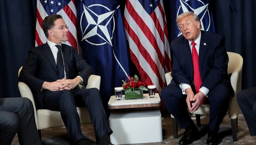 Tổng thống Mỹ Donald Trump (phải) và Tổng thư ký NATO Mark Rutte (trái). Ảnh: Reuters