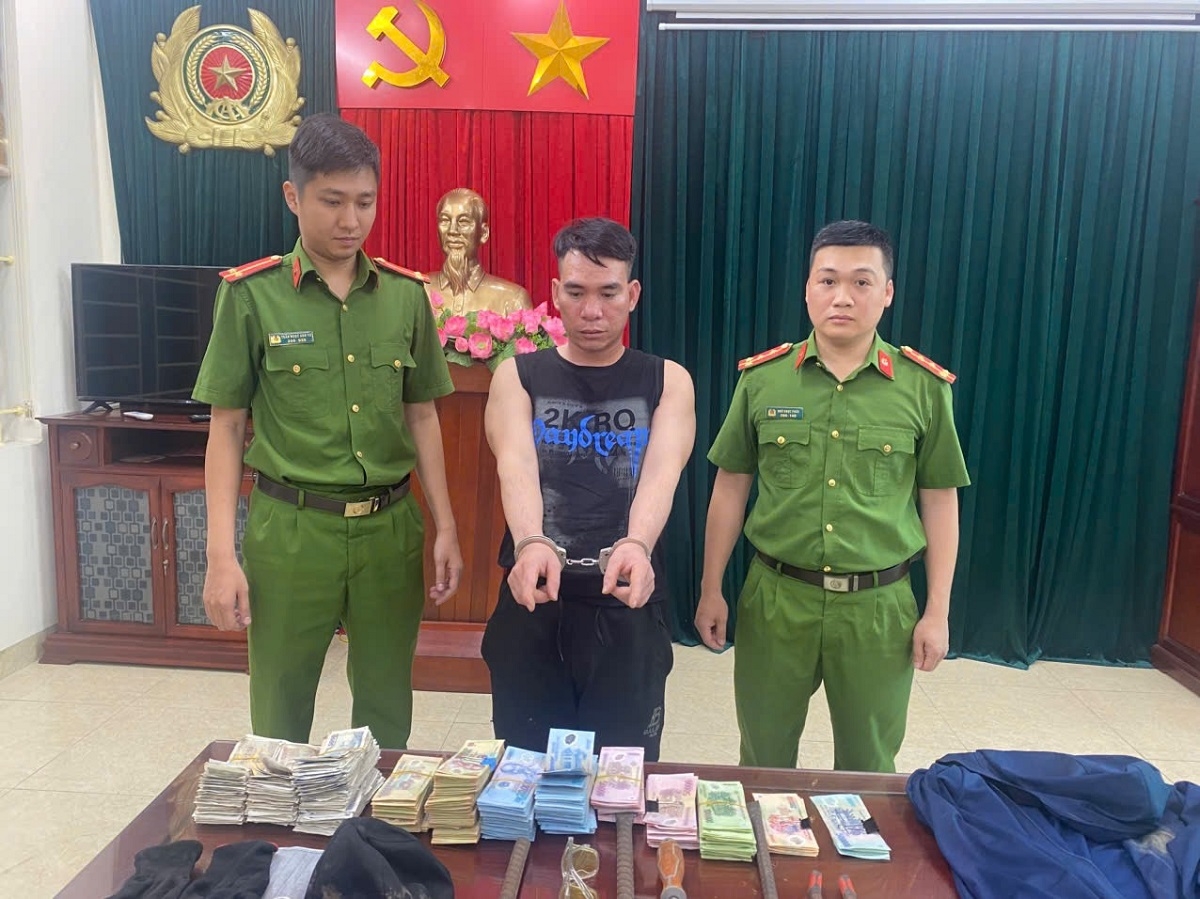 trộm tiền công đức.jpeg
