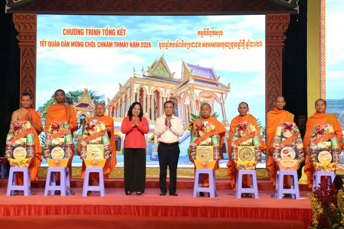 trao_tang_cac_phan_qua_den_tru_tri_cua_cac_chua_nam_tong_khmer_tren_dia_ban_thanh_pho.jpg