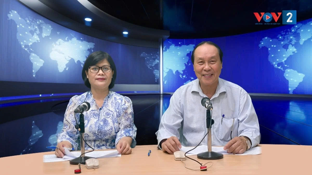 Chủ tịch Hội Thư viện Việt Nam Nguyễn Hữu Giới (phải) trao đổi với VOV2 về cơ hội và thách thức trong quản trị tri thức số