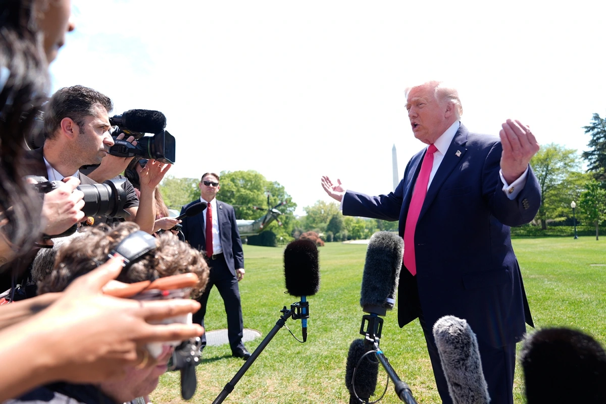 Tổng thống Trump phát biểu trước báo giới ở bãi cỏ phía nam Nhà Trắng, ngày 16/6/2026. Ảnh: AP