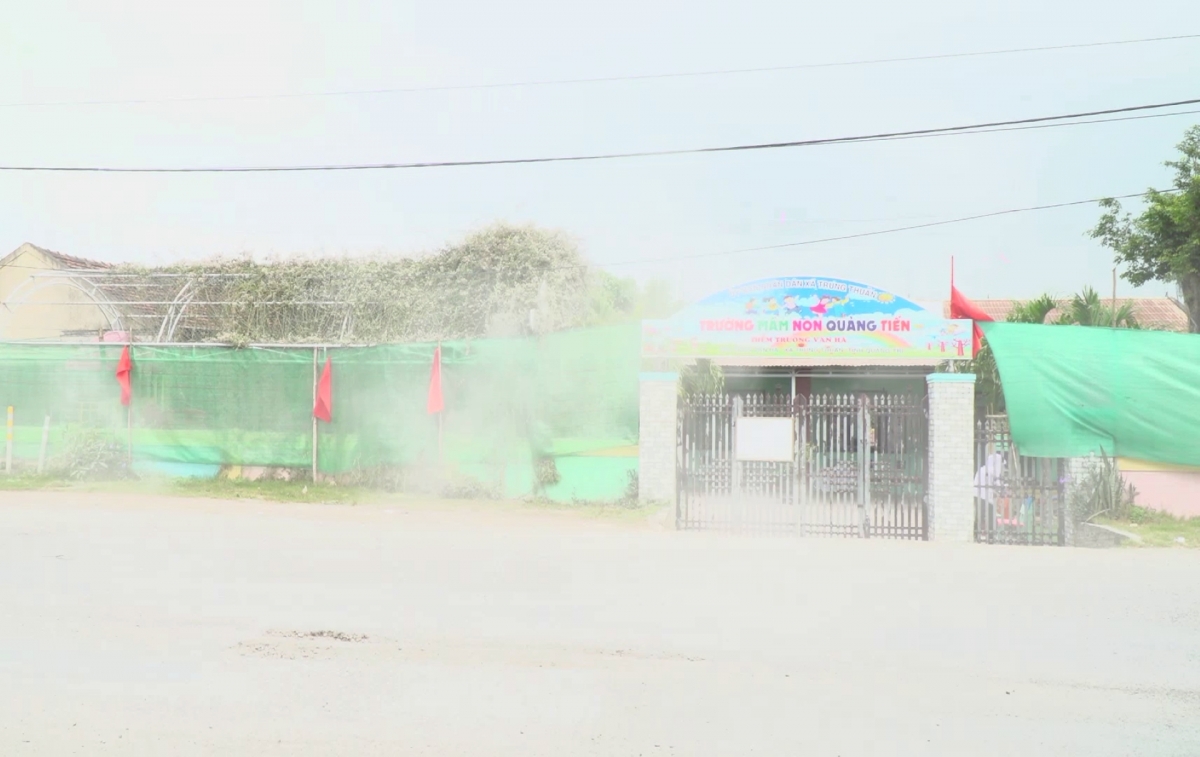truong_mam_non_canh_duong_xuyen_a_phai_che_bat_de_han_che_bui_bay_vao_gay_anh_huong_suc_khoe_giao_vien_va_hoc_sinh.jpg