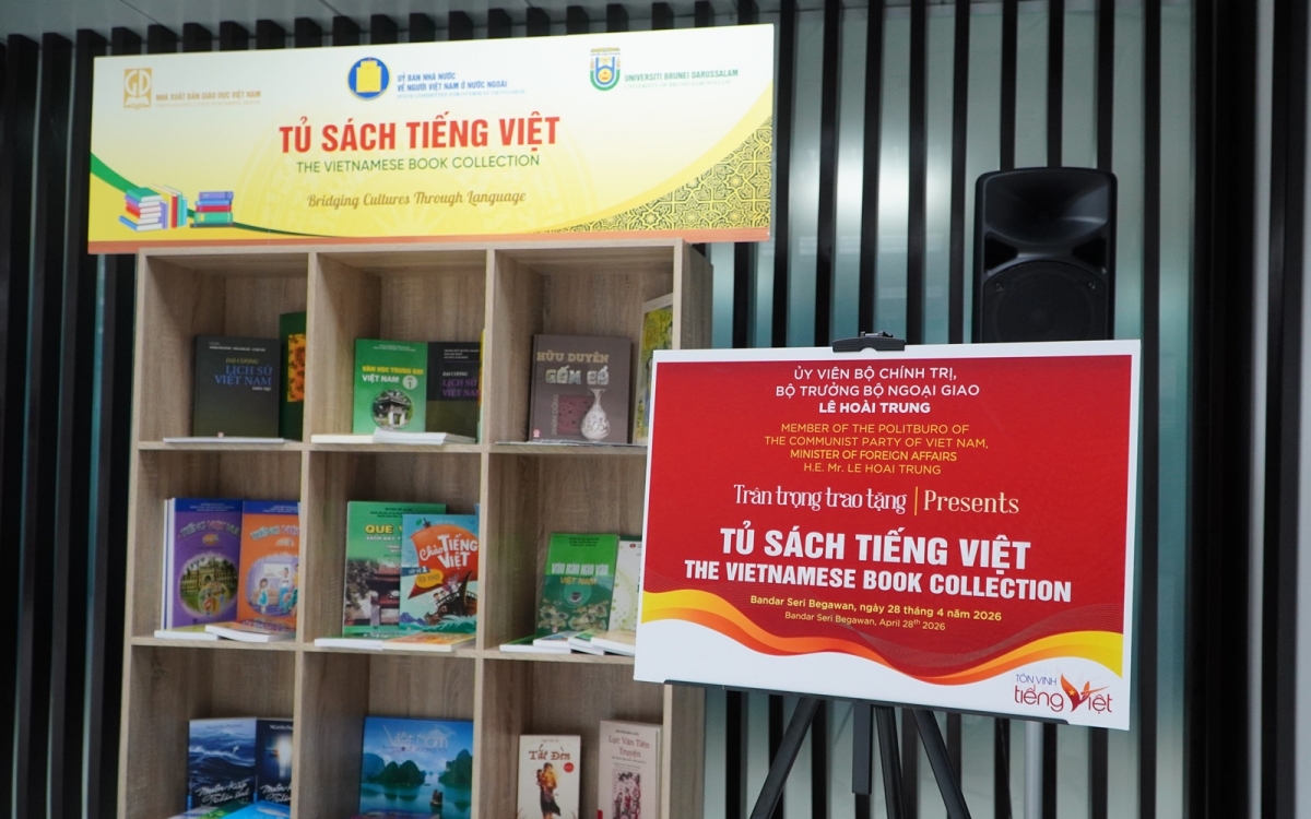 tu sach tieng Viet tai Dai hoc Quoc gia Brunei, do Bo truong Ngoai giao Le Hoai Trung trao tang 28-4-2026 -bo ngoai giao Viet Nam.jpg