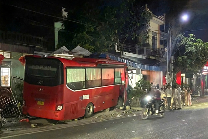 Xe khách đâm vào một nhà dân ven đường ở Ninh Bình