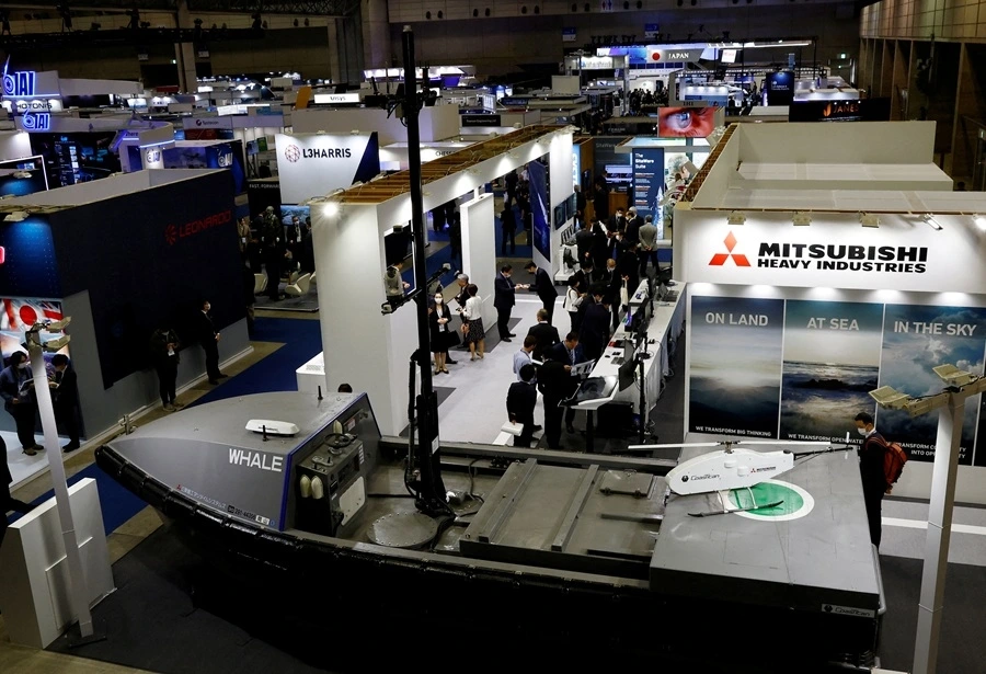 Xe tự hành không người lái của Mitsubishi Heavy Industries được trưng bày tại triển lãm quốc phòng DSEI Nhật Bản. Ảnh: Reuters