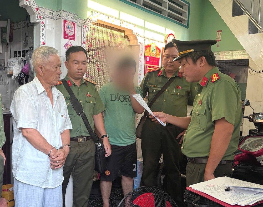 12_05_co_quan_an_ninh_dieu_tra_cong_an_tinh_dong_thap_thi_hanh_quyet_dinh_khoi_to_va_lenh_bat_bi_can_de_tam_giam_20260512201446.jpg