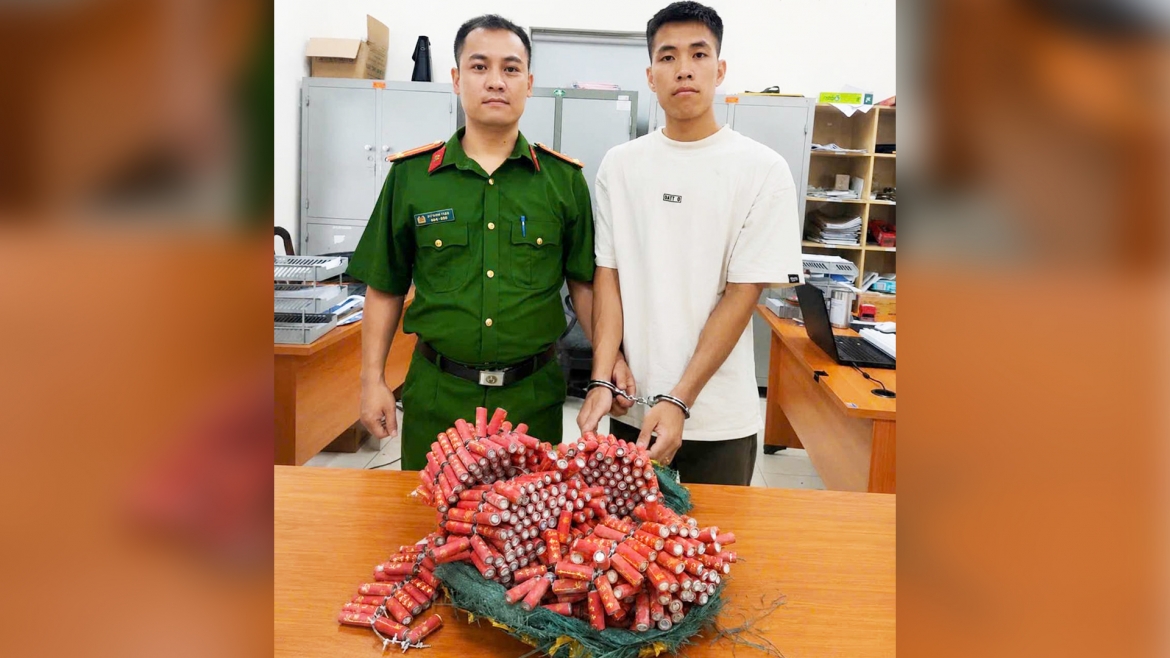 1_bat_nong_doi_tuong_buon_phao_no_qua_ung_dung_giao_hang_nhanh_tai_ha_noi.jpg