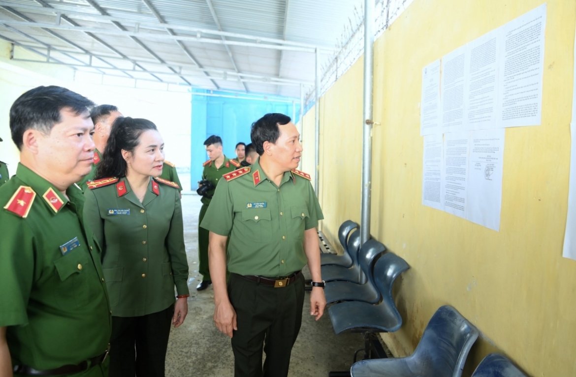 30-05_thu_truong_le_van_tuyen_kiem_tra_viec_niem_yet_cong_khai_quyet_dinh_cua_chu_tich_nuoc_ve_dac_xa_nam_2026.jpg