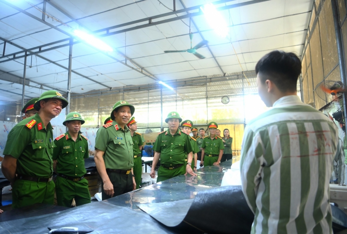 30-05_thu_truong_le_van_tuyen_tham_kiem_tra_cong_tac_tai_xuong_san_xuat_va_phong_doc_sach_thuoc_trai_giam_nam_ha.jpg