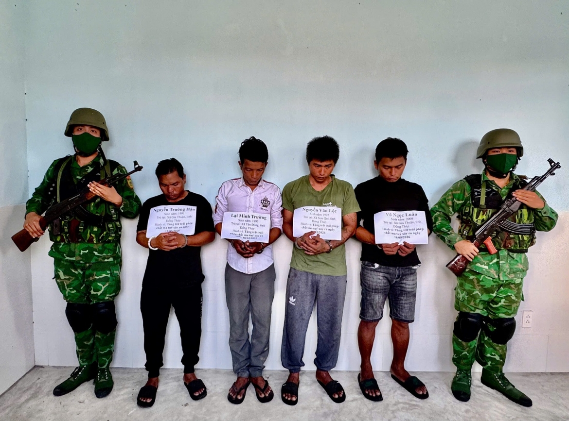 4_doi_tuong_bi_bat_qua_tang_tang_tru_trai_phep_ma_tuy_o_cang_ca_phu_lac_phuong_hoa_hiep_tinh_dak_lak.jpg