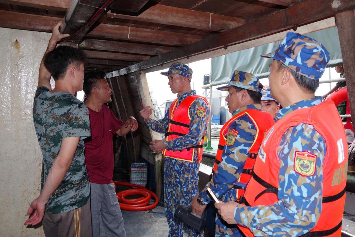 5-5_to_chuc_tham_hoi_dong_vien_cac_thuyen_vien_bi_nan_sau_khi_duoc_dua_sang_tau_bien_phong_an_toan.jpg