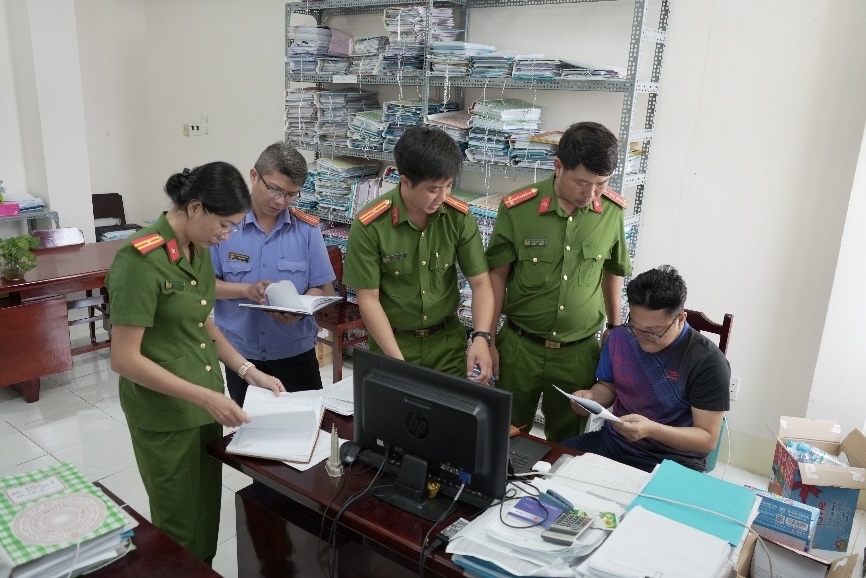 Công an khám xét nơi làm việc- Ảnh Công an thành phố Cần Thơ .jpg