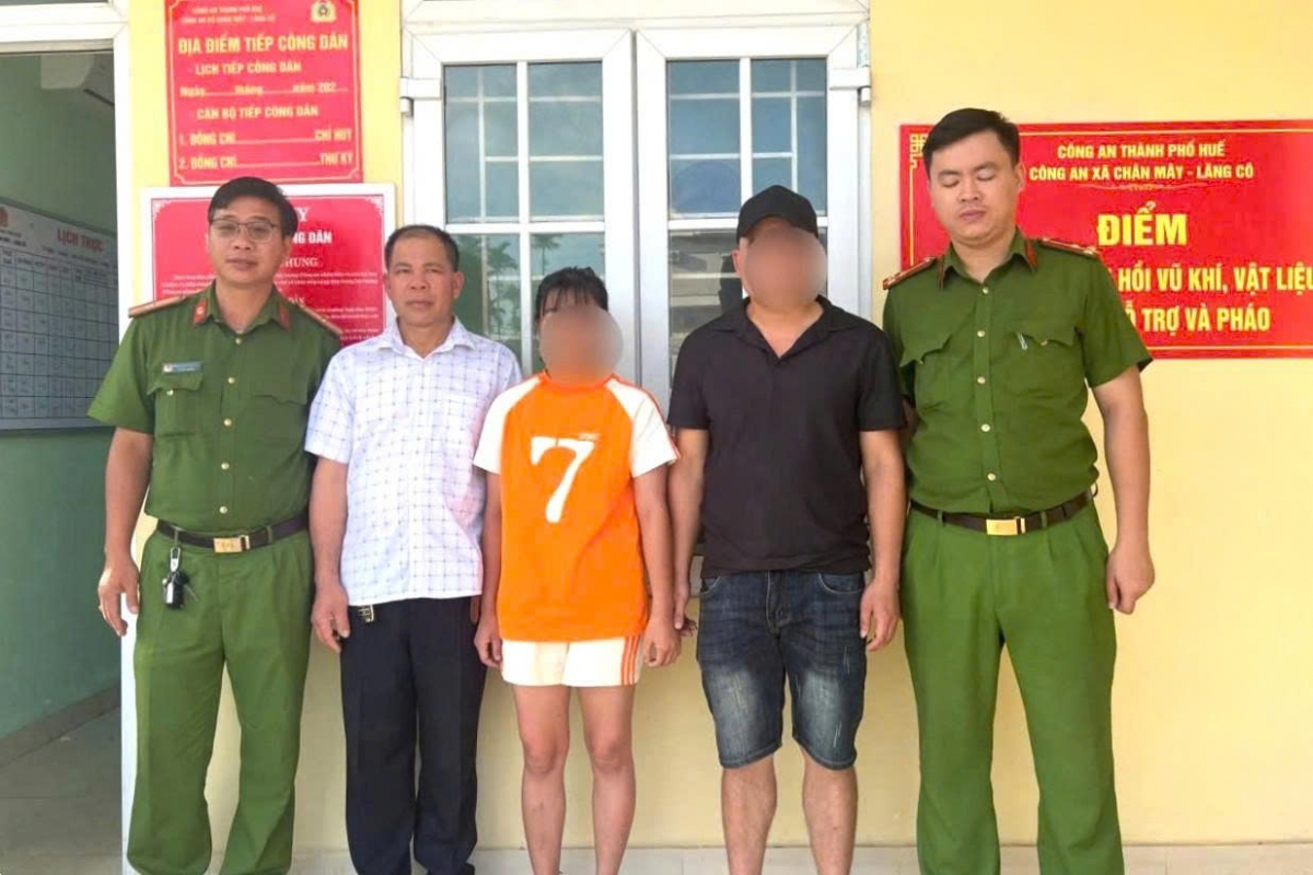Chị Bùi Thị T đoàn tụ với người thân sau hơn 1 ngày mất tích tại khu vực rừng Hải Vân.jpg