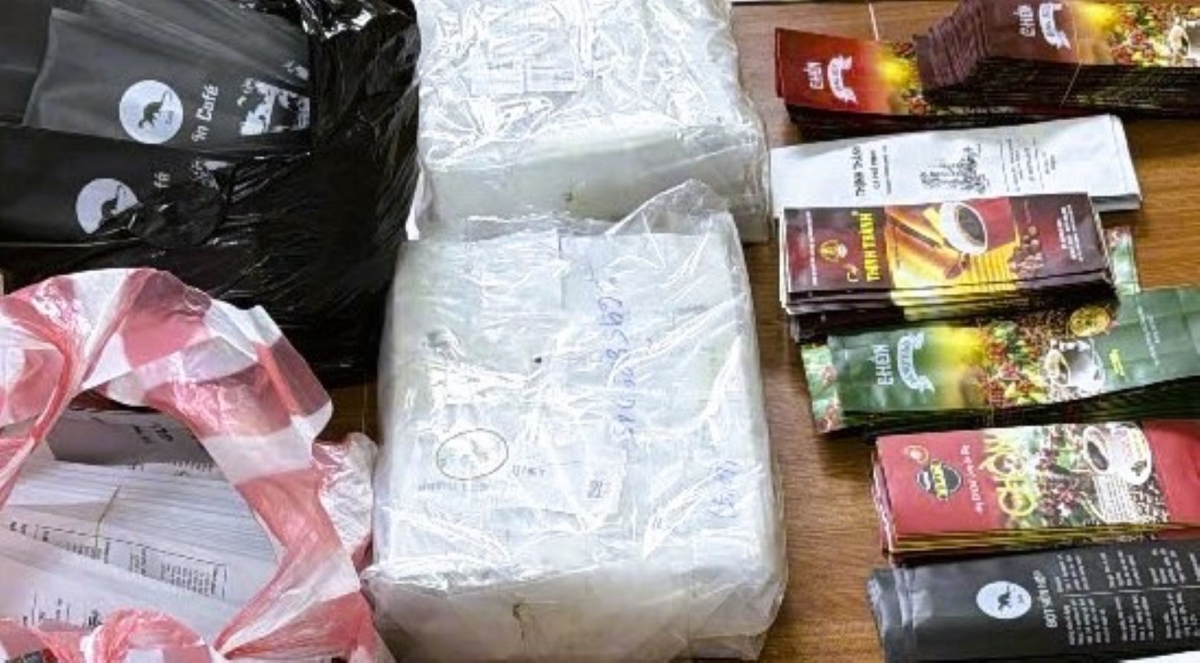 Lượng lớn cà phê nghi giả các nhãn hiệu bị thu giữ- Ảnh Công an Quảng Trị (2).jpg