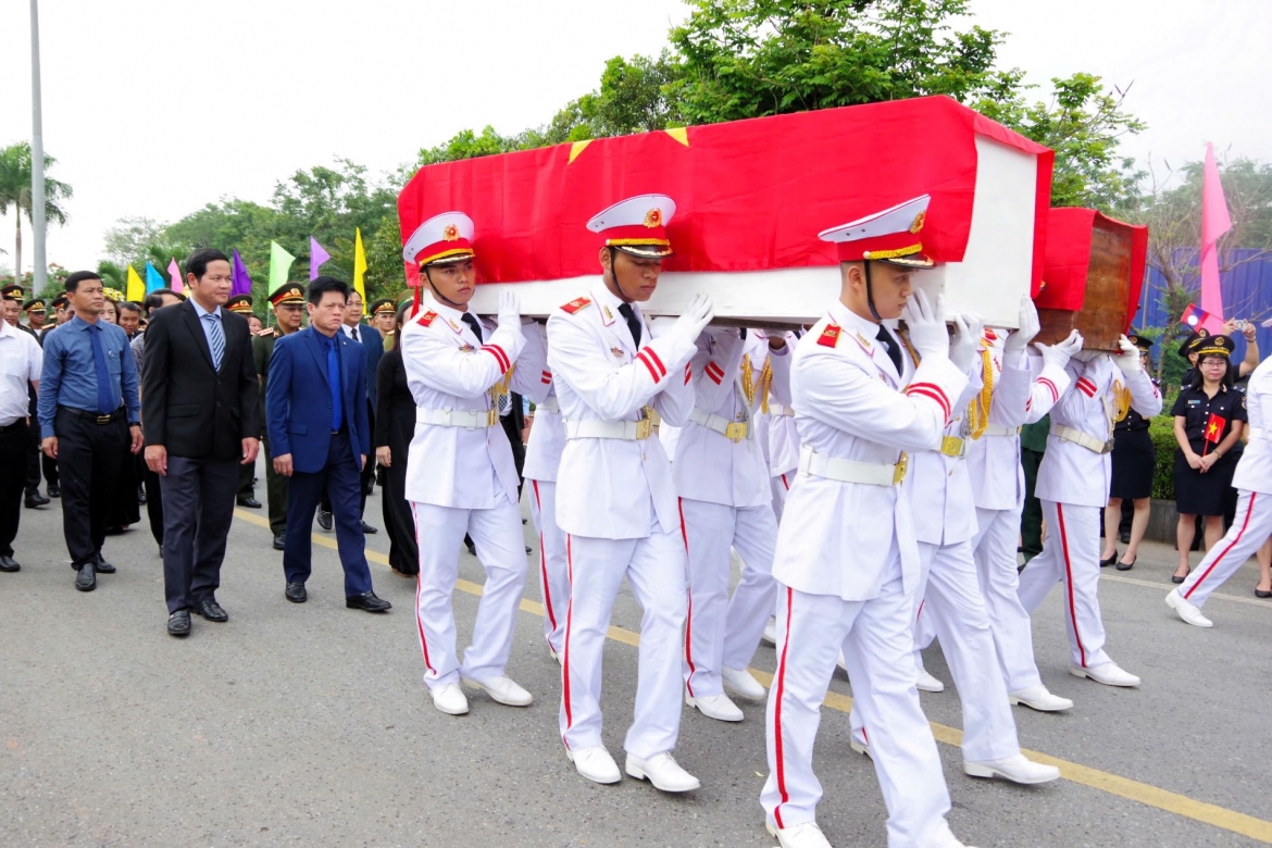 Sau lễ đón, 28 hài cốt liệt sĩ được đưa về Nghĩa trang Liệt sĩ Quốc gia Đường 9.jpg
