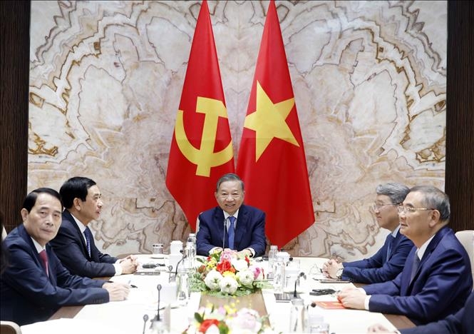 Tong bi tu chu tich nuoc To Lam dien dam voi tong thong Thuy Si.jpg