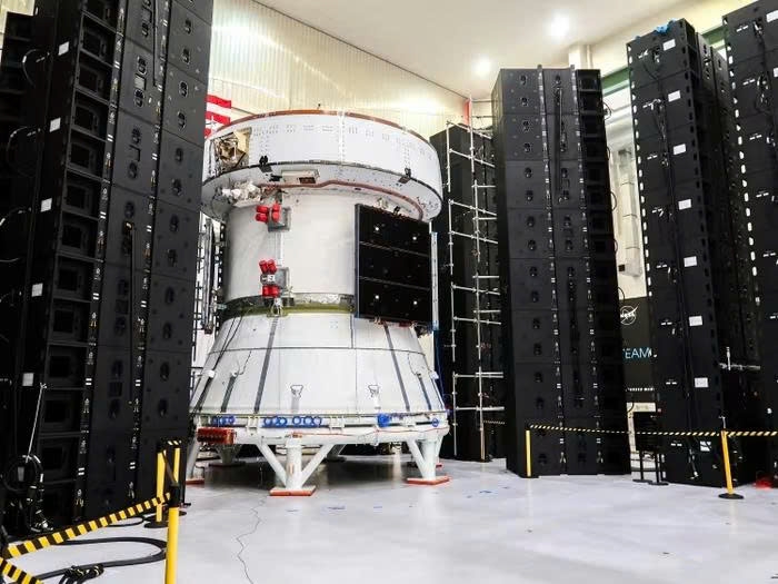 Mô-đun dịch vụ tàu Orion của sứ mệnh Artemis III tại cơ sở vận hành và kiểm tra của Trung tâm Vũ trụ Kennedy, NASA (Ảnh: NASA)