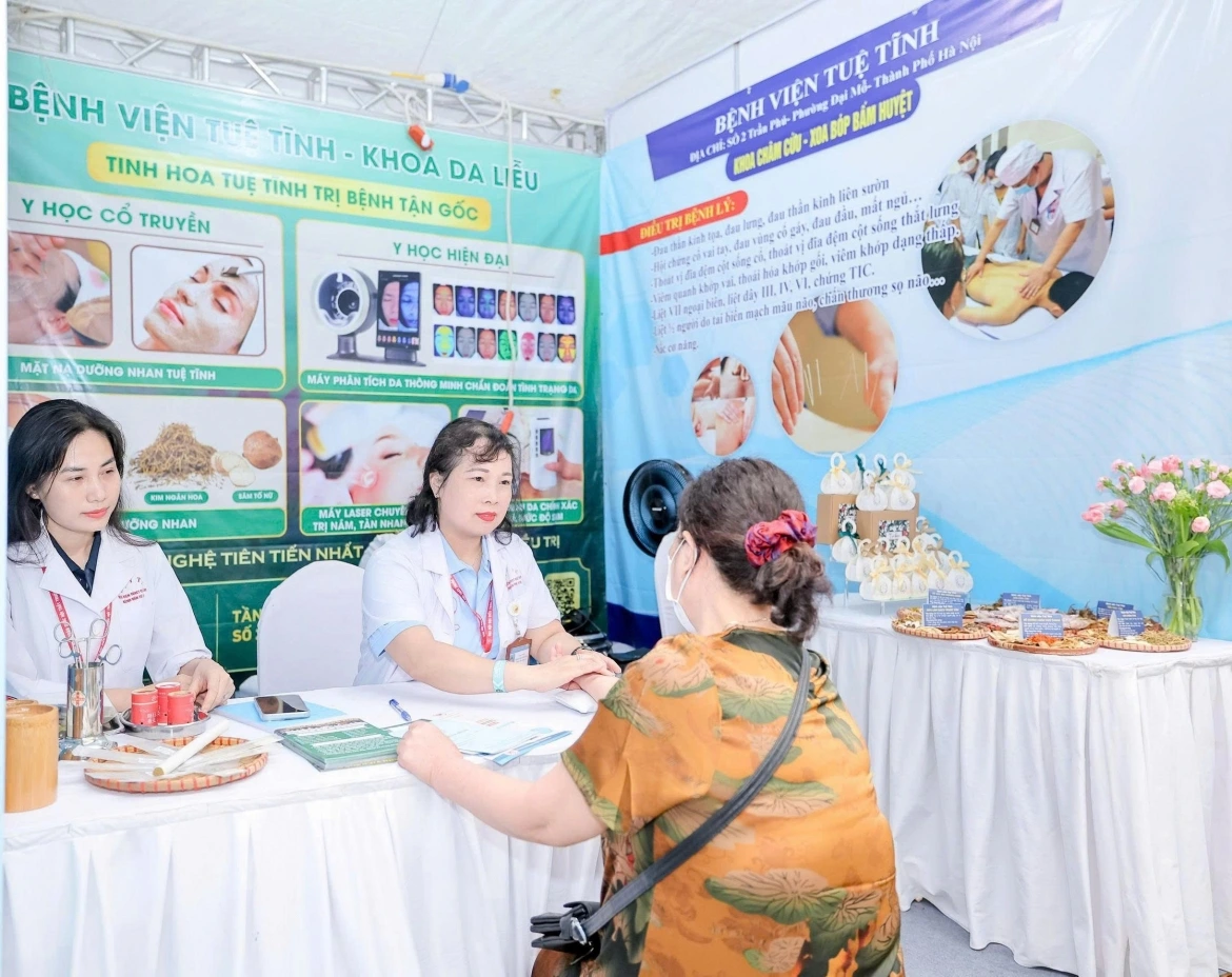 Tiến sĩ, bác sĩ Phạm Thuỷ Phương (bên phải) ghi nhận những tích cực của hình thức làm việc từ xa qua các buổi giảng dạy online (Ảnh: NVCC)
