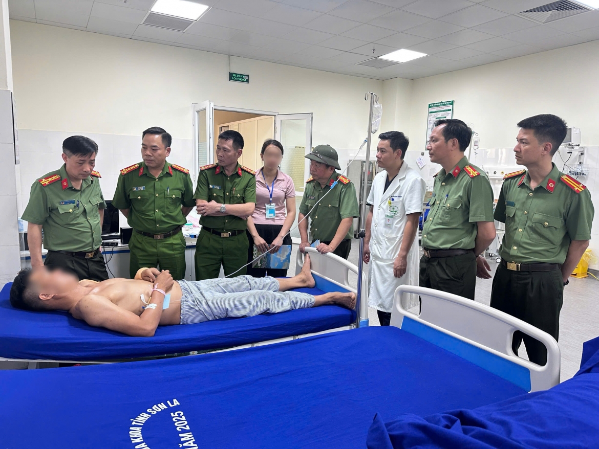 ban_giam_doc_cong_an_tinh_son_la_lanh_dao_cac_phong_chuc_nang_den_tham_dong_vien_can_bo_cong_an_bi_thuong.jpg