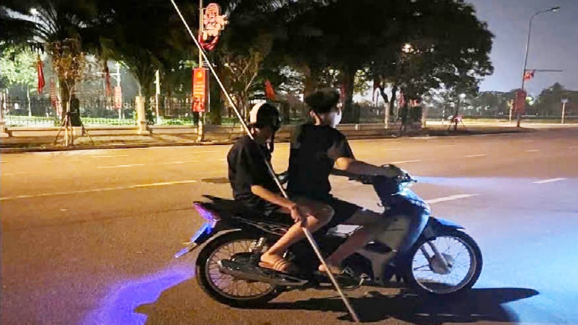 bat_giu_nhom_thanh_thieu_nien_mang_hung_khi_gay_roi_trat_tu_o_ha_noi_1.jpg