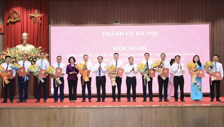 bi_thu_thanh_uy_tran_duc_thang_va_cac_dong_chi_lanh_dao_thanh_pho_tang_hoa_chuc_mung_cac_dong_chi_nhan_nhiem_vu_moi.jpg