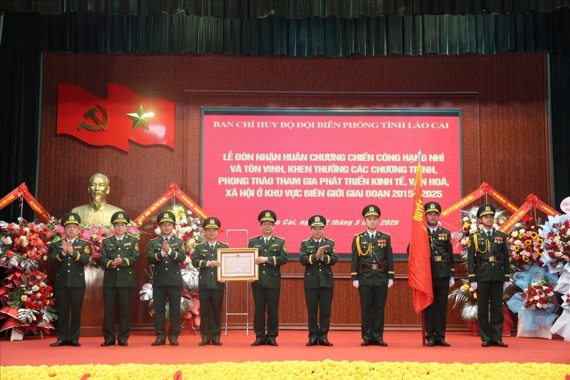 bo_doi_bien_phong_tinh_lao_cai_don_nhan_huan_chuong_chien_cong_hang_nhi_cua_chu_tich_nuoc_hoi_thang_3_2026.jpg