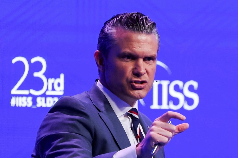 Bộ trưởng Quốc phòng Mỹ Pete Hegseth tuyên bố Mỹ sẽ tấn công Iran nếu đàm phán thất bại tại Đối thoại Shangri-La ở Singapore. Ảnh: Reuters