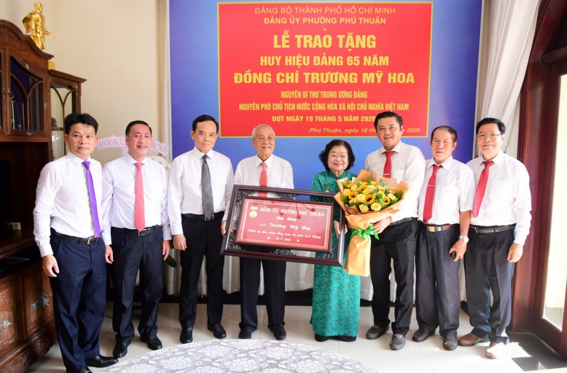 cac_dai_bieu_chuc_mung_ba_truong_my_hoa_anh_quang_dinh.jpg