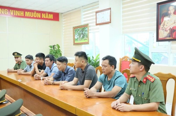 cac_doi_tuong_le_dang_lieu_le_van_hung_bui_dinh_dung_le_manh_hung_nguyen_van_an_va_nguyen_duy_manh_tai_co_quan_cong_an_anh_caht.jpg